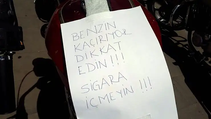 'Benzin sızdıran motosikletin üzerinde şaşırtan uyarı'