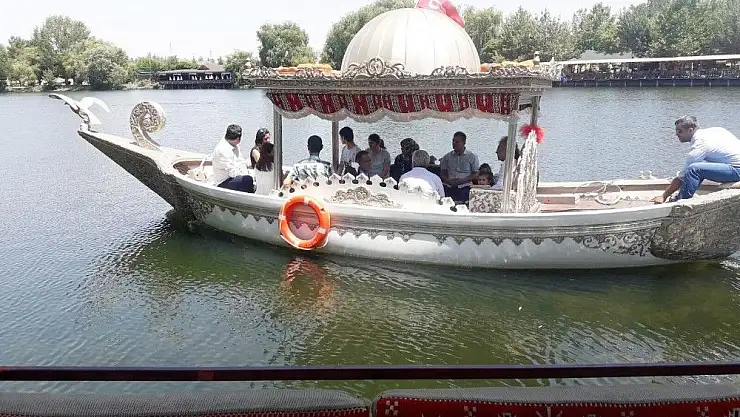 'Nikahı göldeki kayıkta kıydılar'