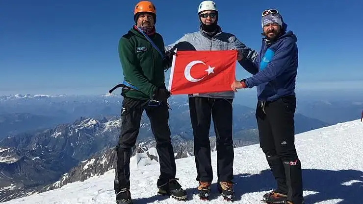 'Türk dağcılar Alplerin zirvesinde Türk bayrağı açtı'