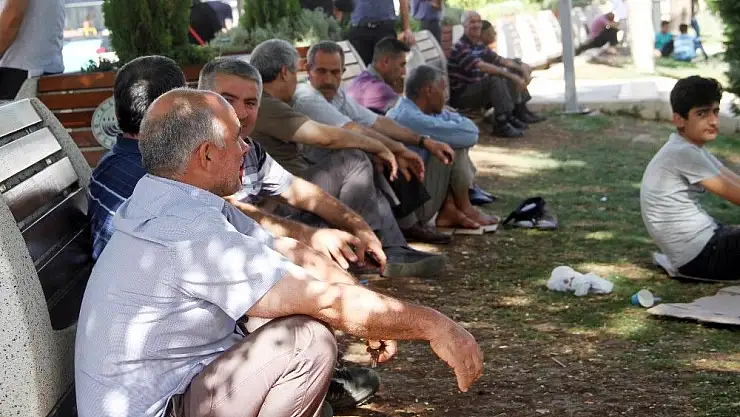 'Sıcaklıklar arttı, vatandaşlar parklarda serinlemeye çalıştı'