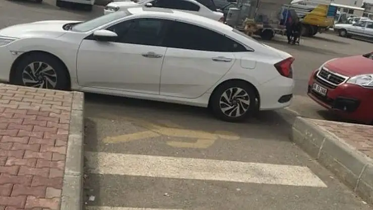 'Vatandaşlardan yaya geçitlerine park edilen araçlara tepki'