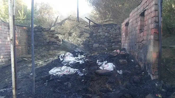 'Yangında samanlık ve odunluk kül oldu'