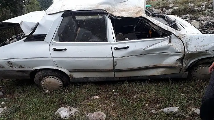 'Otomobil şarampole yuvarlandı: 2 yaralı'