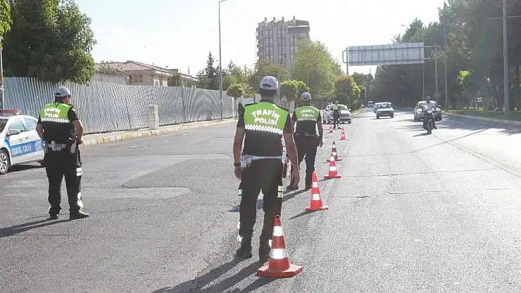 'Kapısı açık ilerleyen yolcu otobüsleri polisten kaçamıyor'
