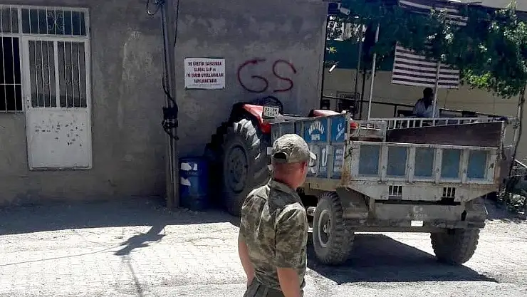 'Traktör kahvehaneye daldı'