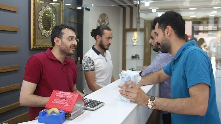 'Elazığlılar, döviz bozdurmak için sıraya girdi'