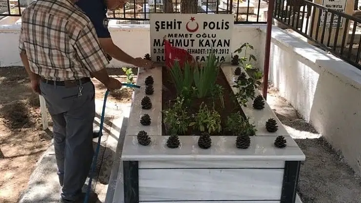 'Tut polisi şehitliklerin bakımını yaptı'