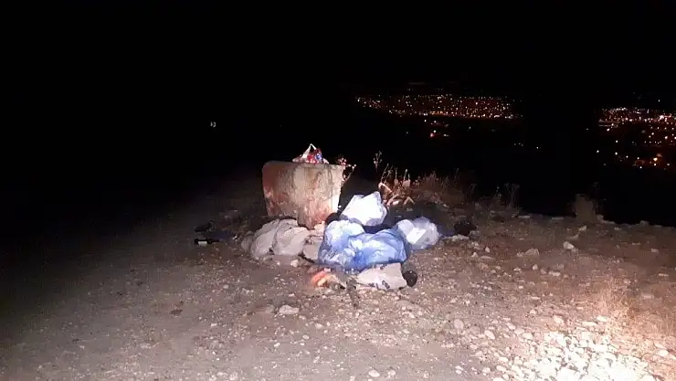 'Türbe çevresindeki toplanmayan çöplere tepki'