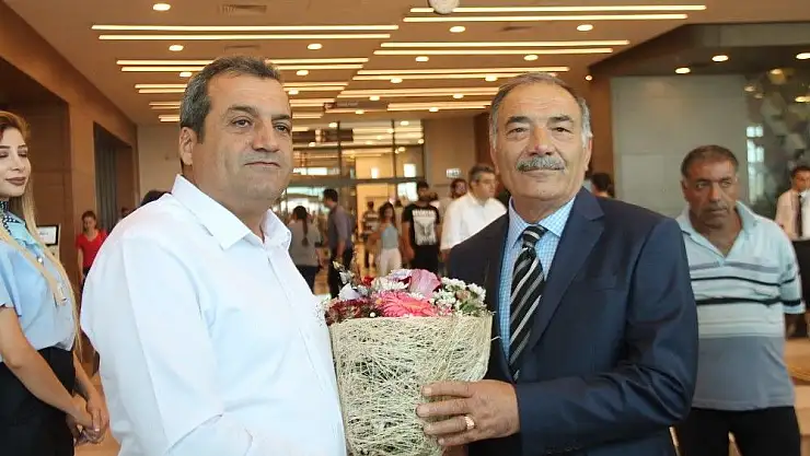 'Şehir hastanesine hayran kalan gurbetçi çiçekle teşekküre geldi'