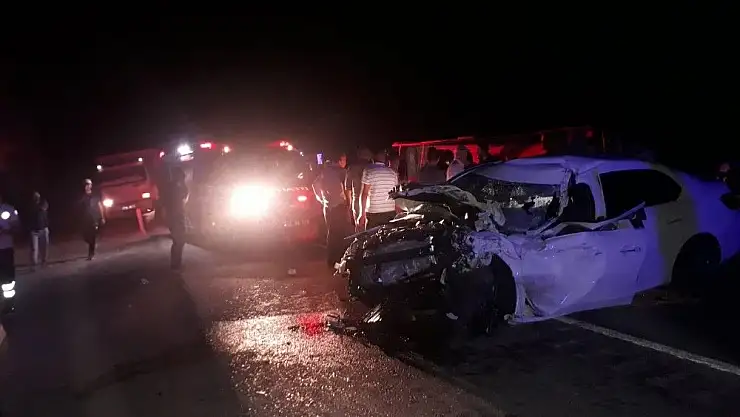 'Biber yüklü kamyon ile otomobil çarpıştı: 3 yaralı'