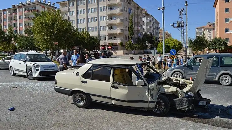 'İki otomobil çarpıştı: 1 Yaralı'