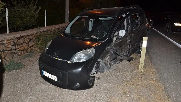 'Otomobil ile hafif ticari araç çarpıştı: 2 yaralı'