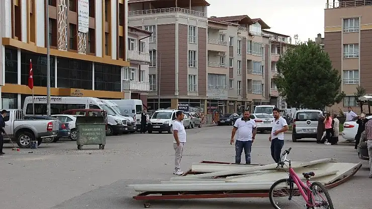 'Rüzgarın uçurduğu çatı üç otomobile zarar verdi'