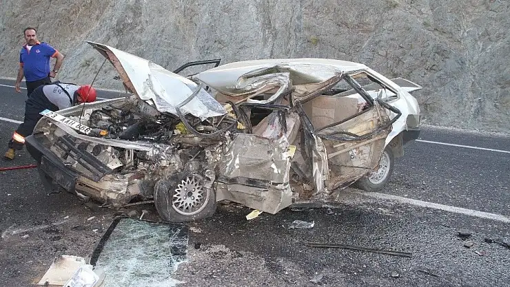 'Çekici ile çarpışan otomobil hurdaya döndü: 1 ölü, 1 yaralı'