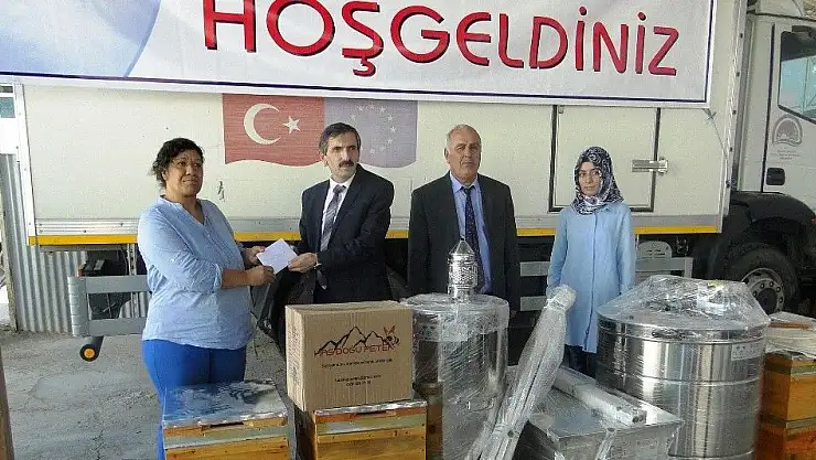 'Genç çiftçilere arı ve malzeme dağıtımı'