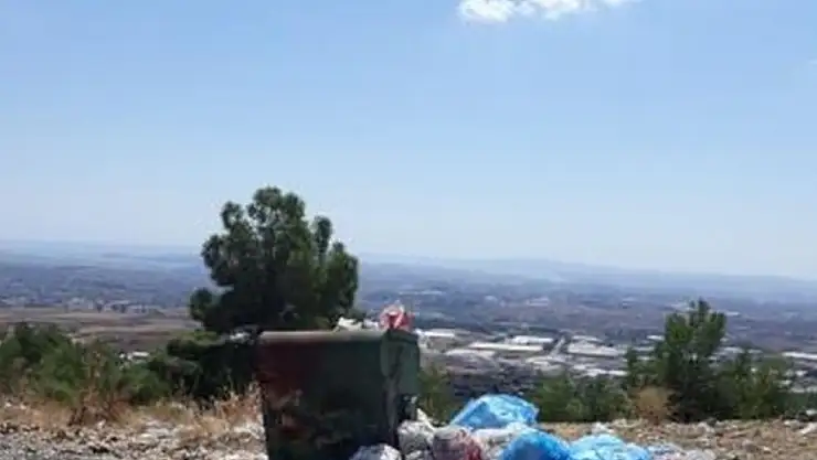 'Türbe çevresindeki toplanmayan çöplere tepkiler sürüyor'