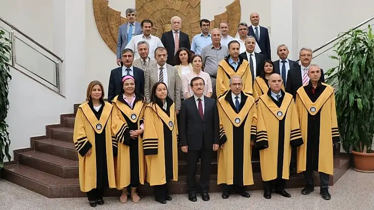 'Unvanda yükselen akademisyenlere cübbeleri giydirildi'