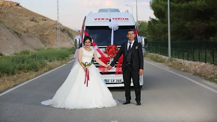 'Servis minibüsünü gelin arabası yaptı'