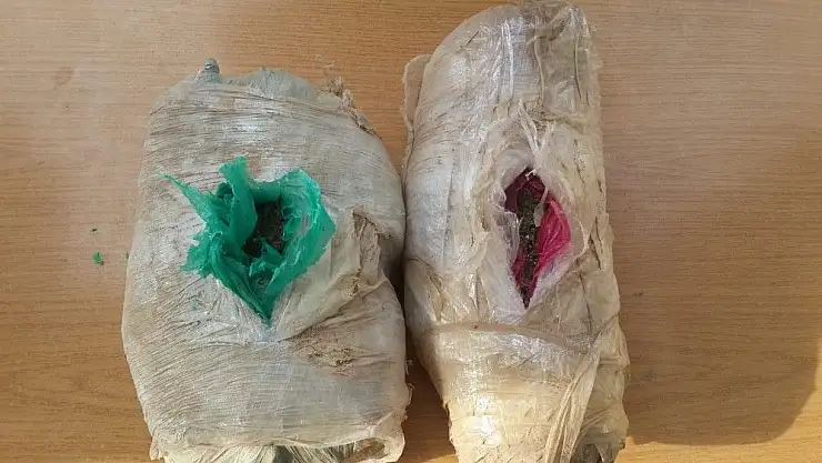 'Stepneye zulalı 2 kilo esrar ele geçirildi'