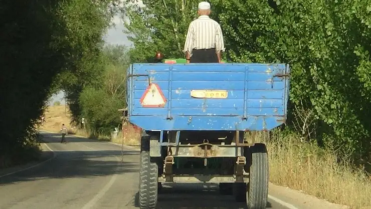 'Römorkta ayakta yolculuk'