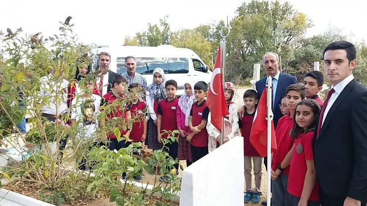 'Öğrenciler,  15 Temmuz şehidini kabri başında andı'