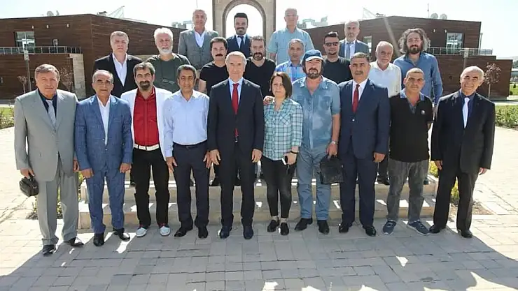 'Başkan Yanılmaz, Elazığlı sanatçılarla bir araya geldi'