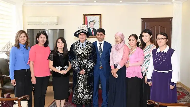 'Kazakistanlı gazeteciler Vali Kalkancı ile bir araya geldi'