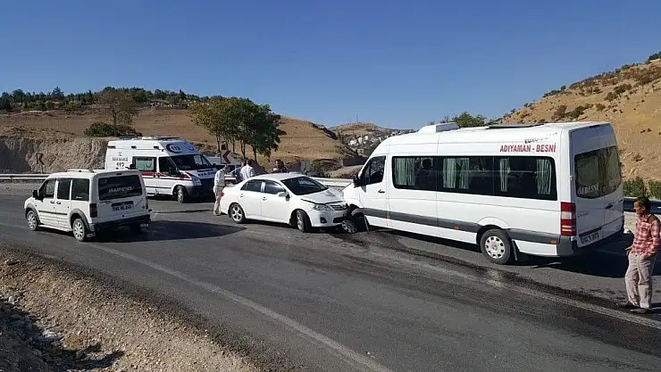 'Otomobil ile yolcu minibüsü çarpıştı: 4 yaralı'