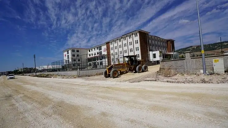 'Mehmet Akif Ersoy Kız Anadolu Lisesi çevresi asfaltlanıyor'