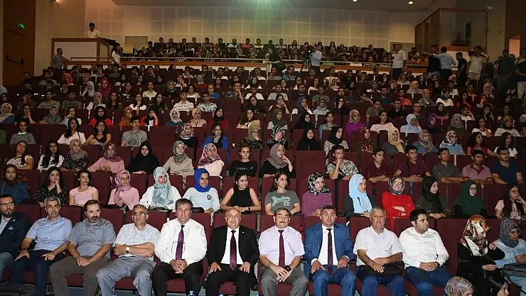 'Rektör Gönüllü yeni öğrenciler ile buluştu'