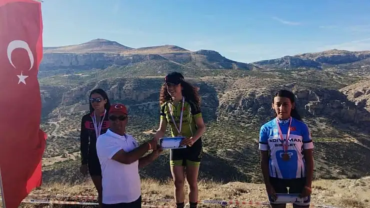 'Bayanlar Dağ Bisikleti Yarışında birincilik kürsüsüne Zehra Kargın çıktı'