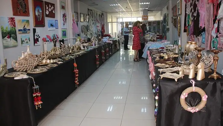 'Elazığ´da 520 hastanın el emeği görücüye çıktı'