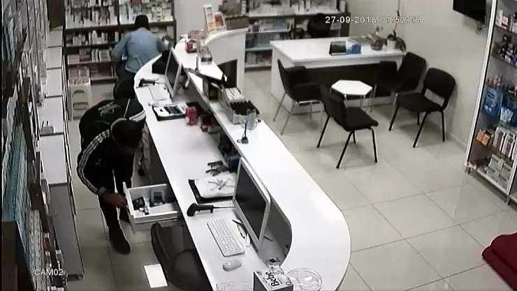 'Uyuşturucu bağımlısı hırsızlar eczaneyi soydu'