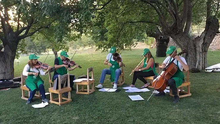 'Dut bahçesinde mini konser'
