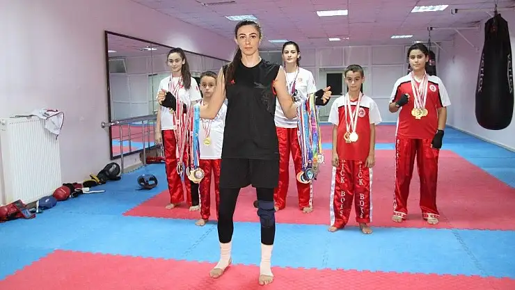 '42 madalyalı ´Kick Boks´ kardeşliği'