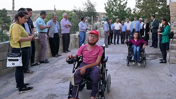 'Engelli kardeşlere tekerlekli sandalye'