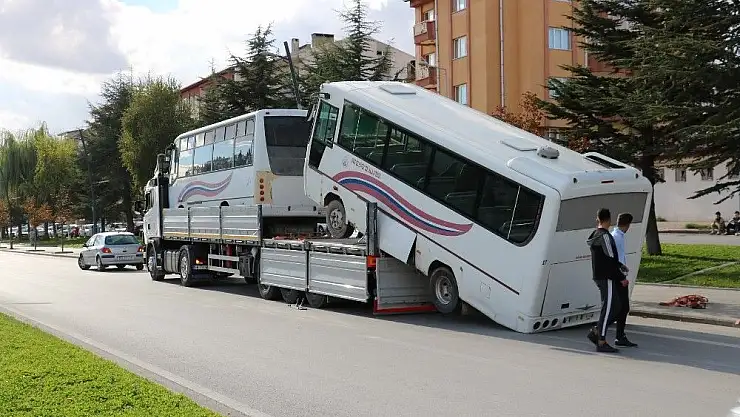 'Tırdan düşen otobüs şaha kalktı'