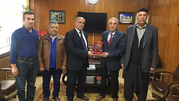 'Gazi ve Şehit Yakınları Vakfından ESKKK Başkanı Evren´e plaket'