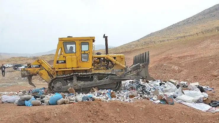 'Bir kamyon dolusu kaçak sigara ve tütün dozerle ezilerek imha edildi'