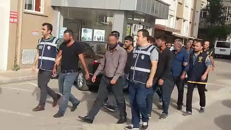 'Polislerle çatışmaya giren 22 kişiden 3´ü tutuklandı'