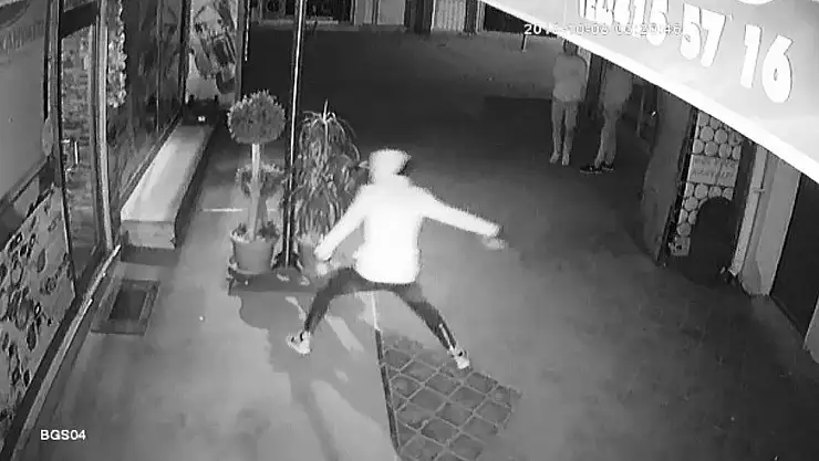 'Kapüşonlu hırsızlar önce kameraya sonra polise yakalandı'