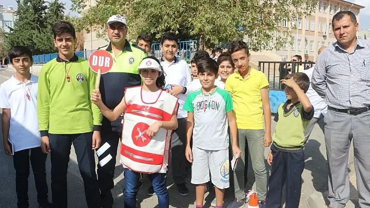 'Okul trafik geçit görevlileri iş başında'