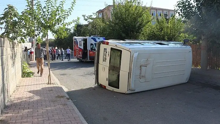 'Otomobille çarpışan minibüs devrildi: 2 Yaralı'