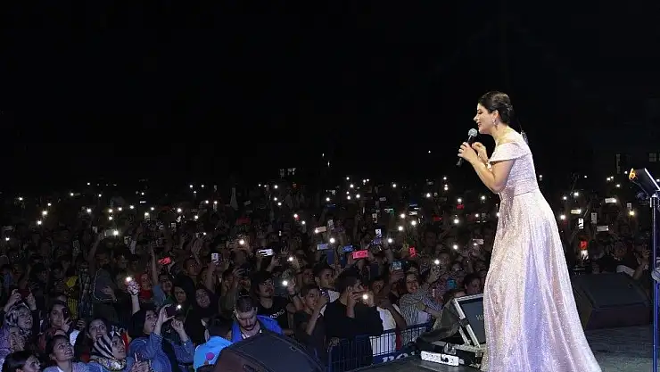 'Ünlü sanatçı Zara, Adıyamanlıları coşturdu'