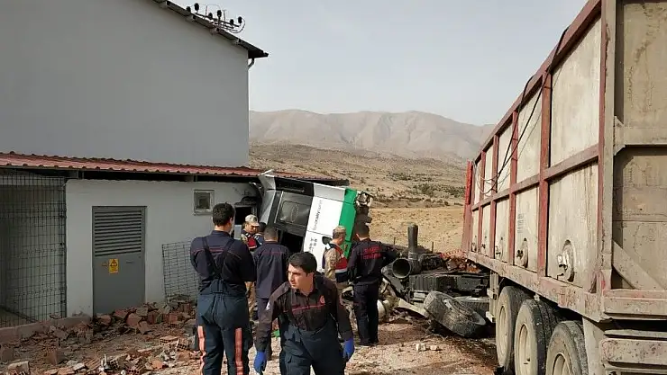 'Tır çiftlik duvarına çarptı: 1 ölü'