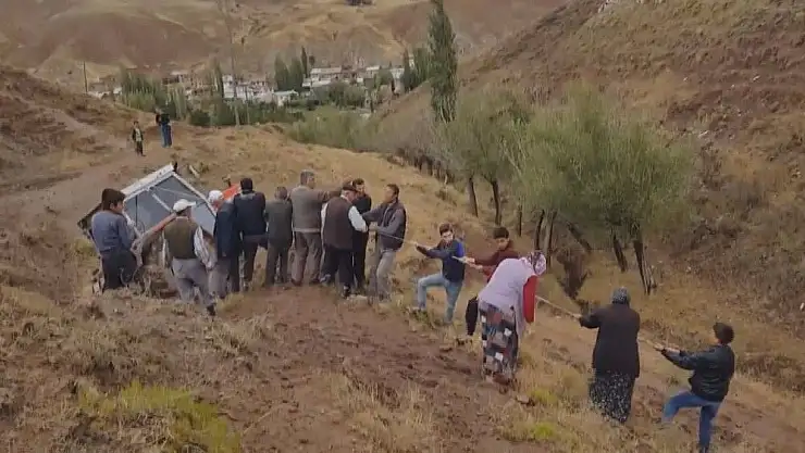 'Traktörü el birliğiyle kurtardılar'