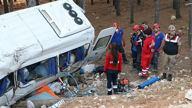 'Yolcu minibüsü şarampole uçtu: 1 ölü, 11 yaralı'