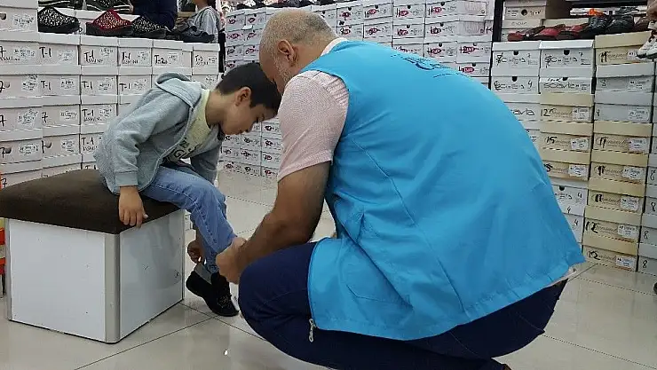 '470 çocuğa ayakkabı hediye edildi'