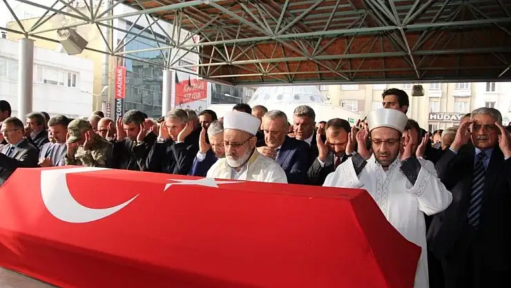 'Eski Milletvekili Küçükel, son yolculuğuna uğurlandı'