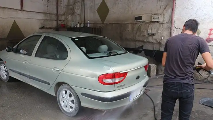 'Oto yıkamalarda araç yoğunluğu yaşandı'